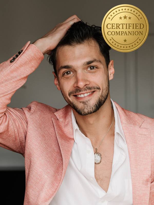 Male Escort Noah from haut-nah.org in a pink jacket