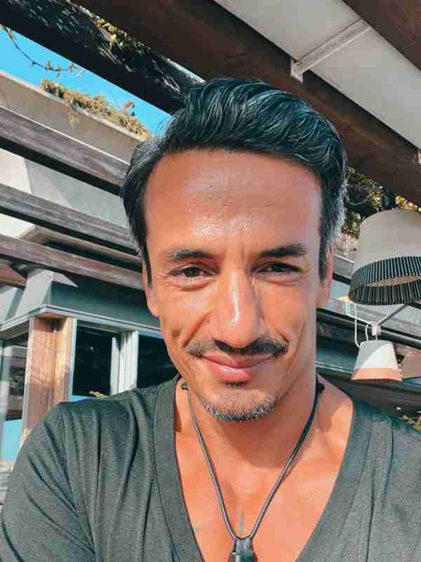 Escort Mann Cesar von haut-nah.org lächelt geradeaus