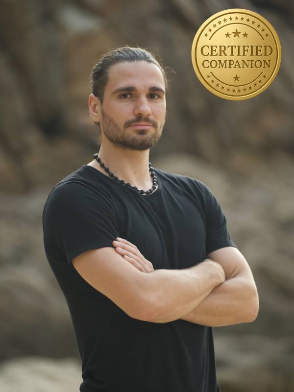 Escort Mann Fabian von haut-nah.org mit schwarzen Shirt und verschränkten Armen, schaut Richtung Kamera