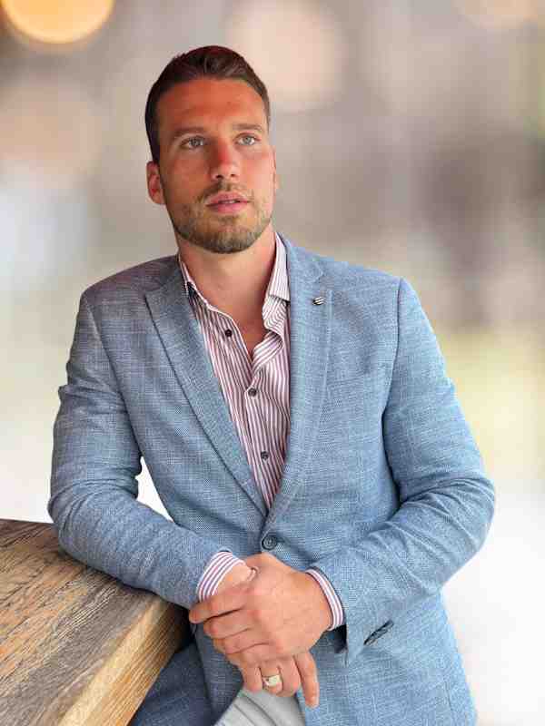 Callboy Sebastian von haut-nah.org im blauen Jacket mit Blick nach oben