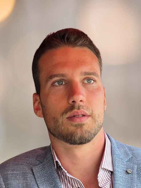 Callboy Sebastian von haut-nah.org im blauen Jacket mit Blick nach oben