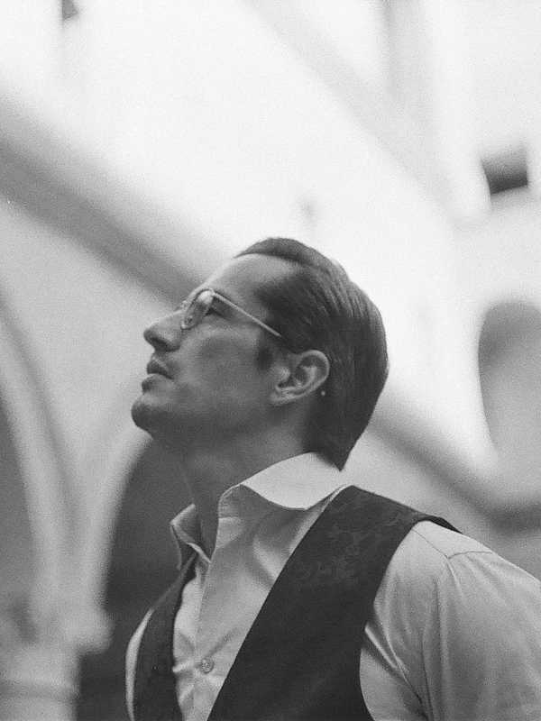 Top-Begleiter Cesar von haut-nah.org mit Brille schaut nach oben
