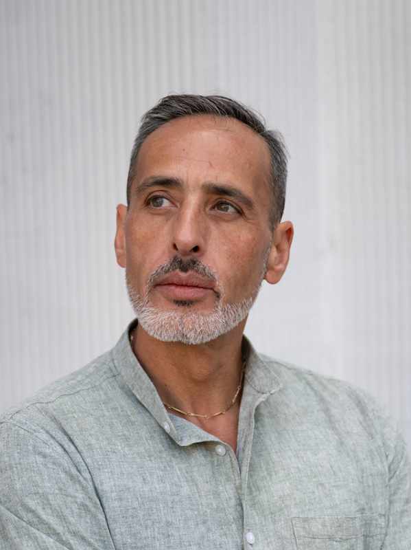 Callboy Rocco von haut-nah.org mit Leinenhemd, seitlicher, lässiger Blick nach oben