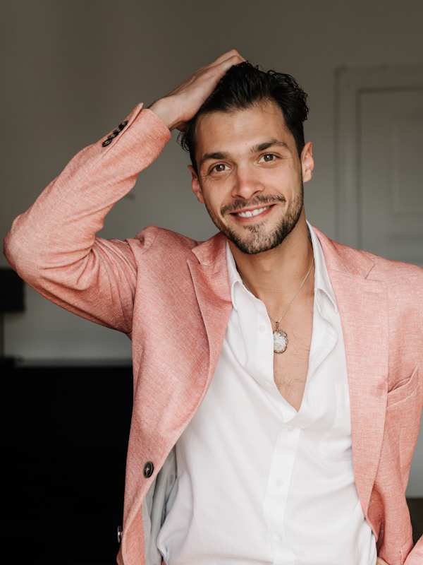 Callboy Noah von haut-nah.org im rosa Jacket