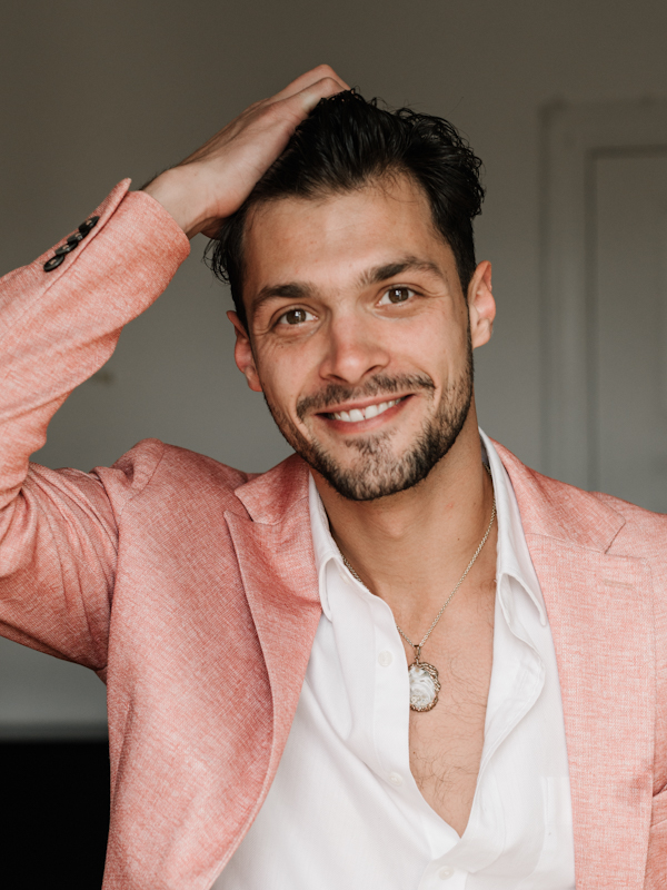 Callboy Noah von haut-nah.org im rosa Jacket