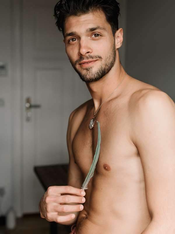 Callboy Noah von haut-nah.org mit freien Oberkoerper und Feder