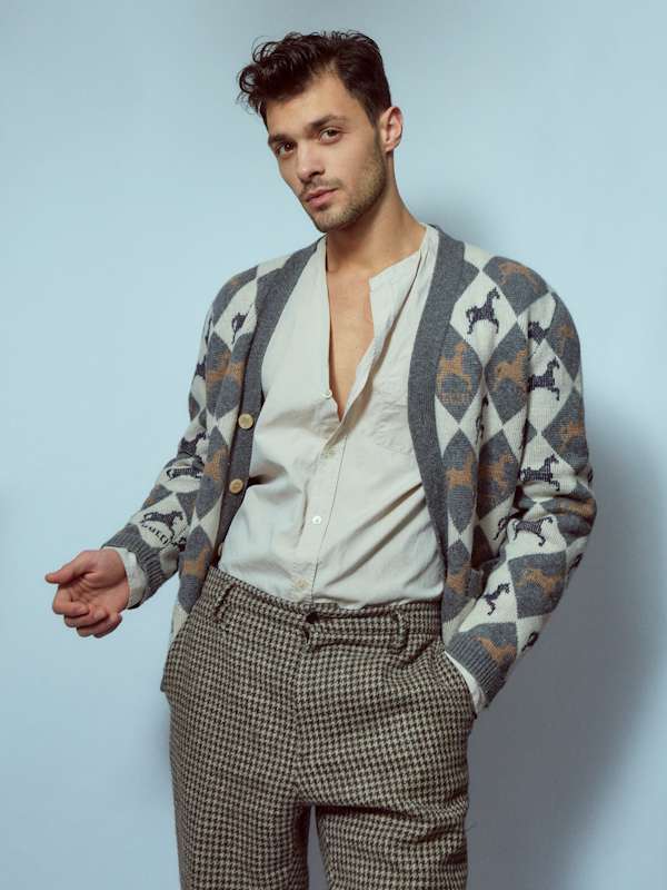 Callboy Noah von haut-nah.org mit karierter Hose