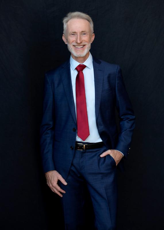 Callboy Robert von haut-nah.org im blauen Anzug lächelnd