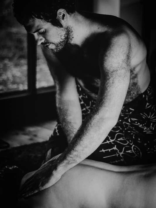 Escort Mann Simon von haut-nah.org Hände auf den Rücken einer Frau, sinnliche Massage