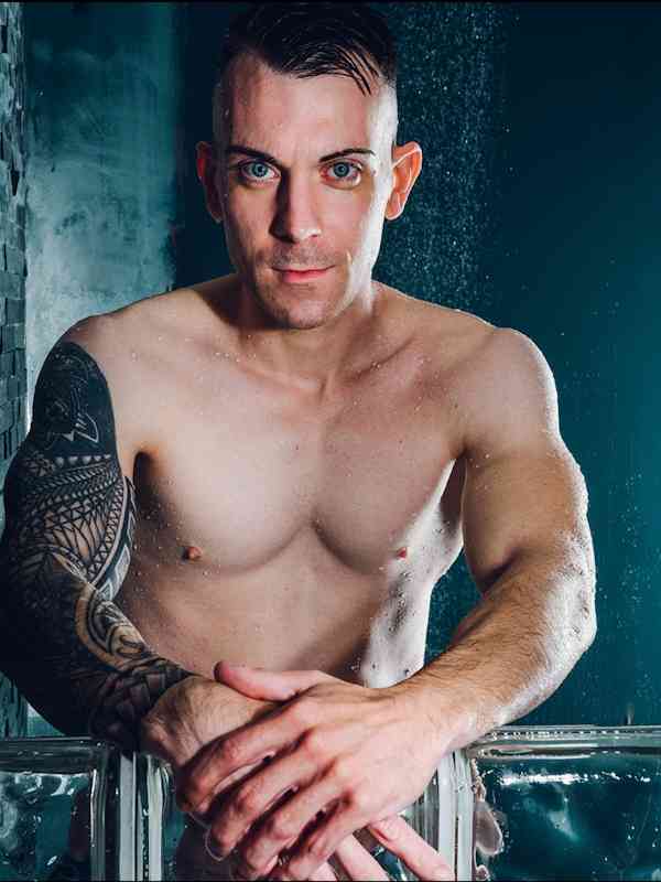 Callboy Dennis von haut-nah.org mit freien Oberkörper schaut verführerisch geradeaus