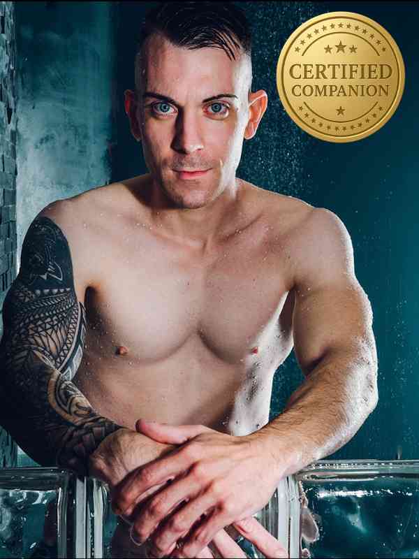 Callboy Dennis von haut-nah.org mit freien Oberkörper schaut verführerisch geradeaus