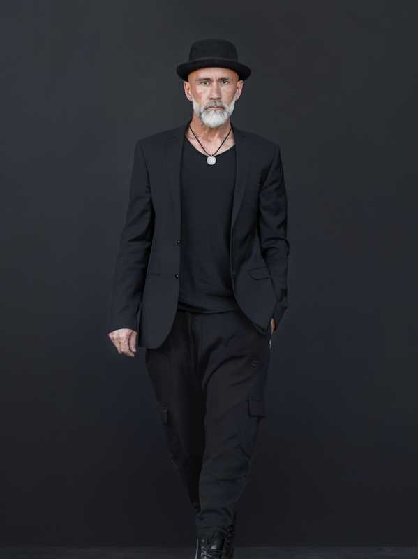 Callboy Leon von haut-nah.org elegant schwarz gekleidet mit Hut, Ganzkörperbild