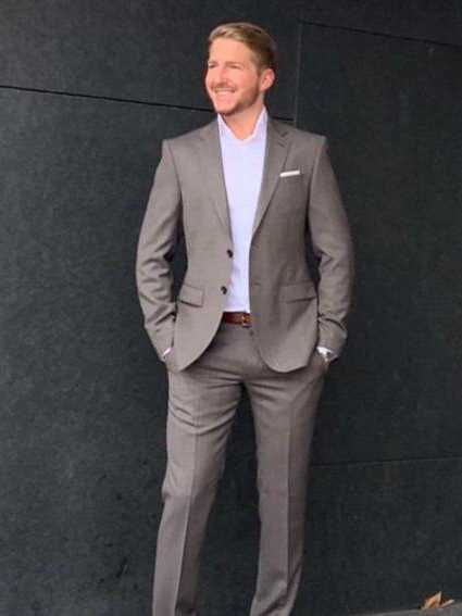 Callboy Maximilian von haut-nah.org im Anzug schaut leicht seitlich