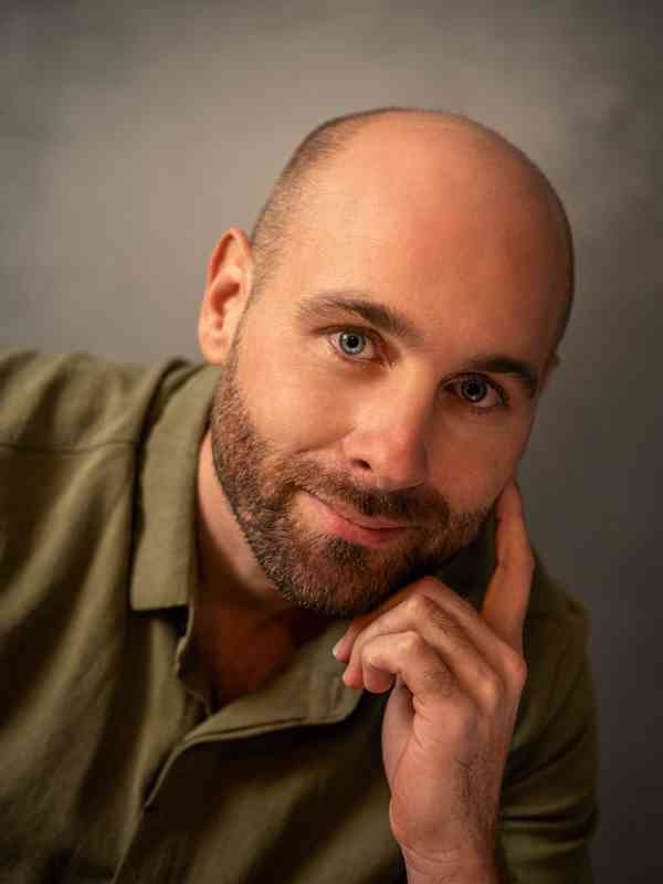 Callboy William von haut-nah.org mit geneigten Kopf und olivgrünen Poloshirt