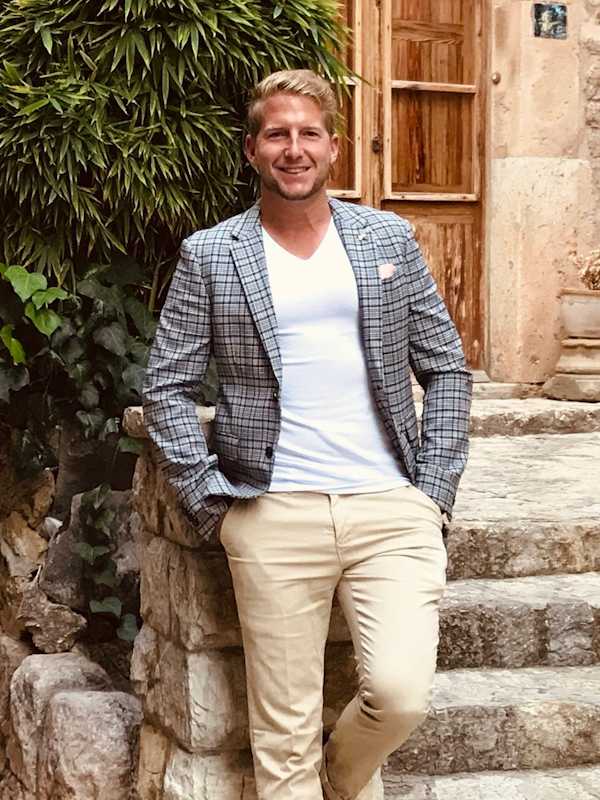 Escort Mann Maximilian von haut-nah.org an Treppe angelehnt vor Finca