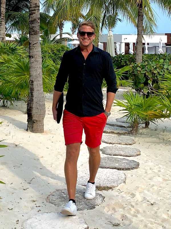 Escort Mann Maximilian von haut-nah.org im Urlaubslook vor Palmen