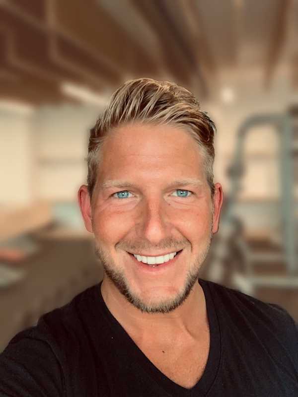 Escort Mann Maximilian von haut-nah.org strahlendes Lächeln mit nahem Gesicht