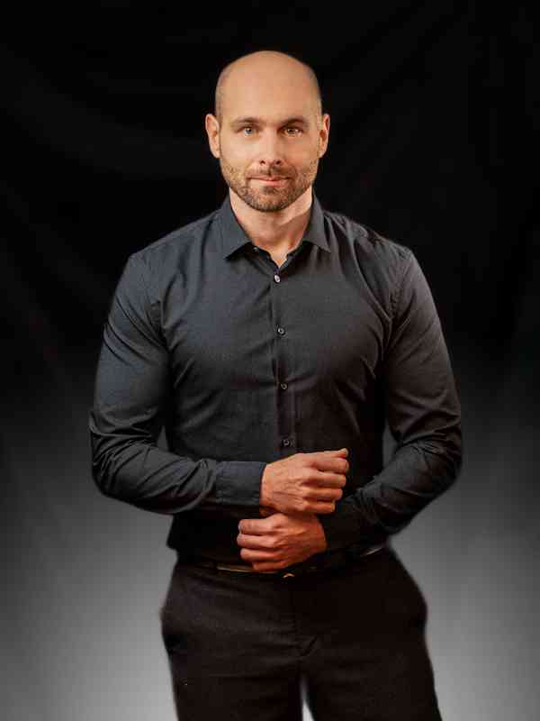 Escort Mann William von haut-nah.org im Stehen im dunkelgrauen Hemd