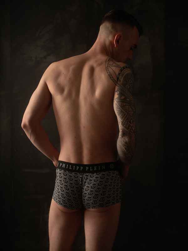 Callboy Dennis von haut-nah.org mit Ganzkoerperaufnahme von hinten mit freien Oberkoerper