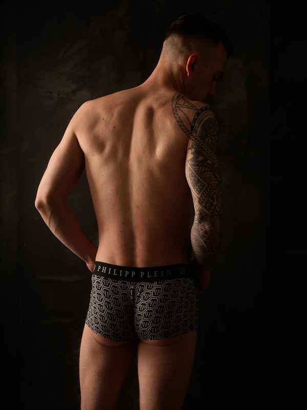 Callboy Dennis von haut-nah.org mit Ganzkoerperaufnahme von hinten mit freien Oberkoerper