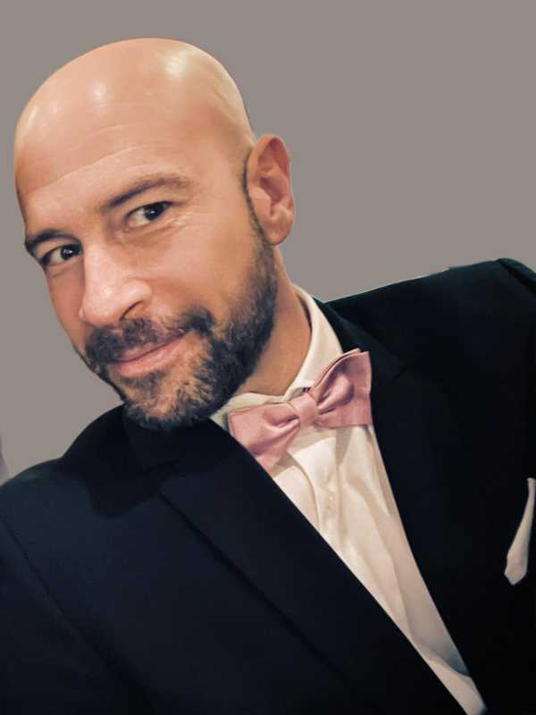 Escort Mann Stefan von haut-nah.org in Fliege und Anzug