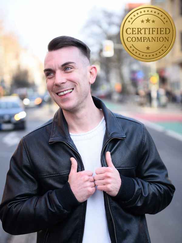 Escort Mann Dennis von haut-nah.org in Lederjacke mit City im Hintergrund