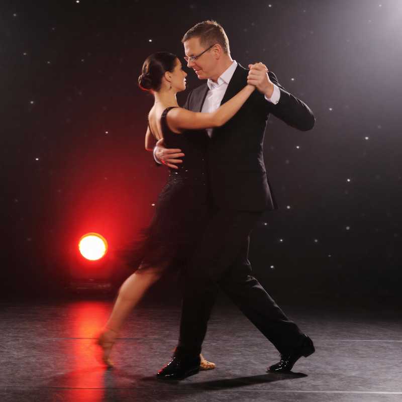 Callboy Alexander von haut-nah.org tanzt Tango