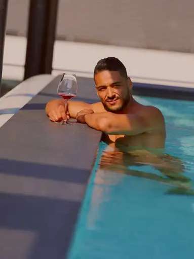 Callboy Johnny von haut-nah.org aus Karlsruhe im Pool