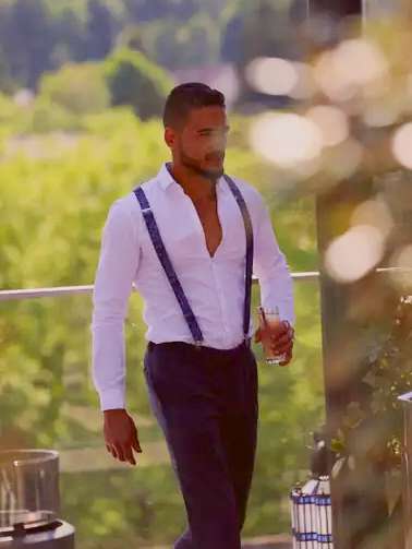 Callboy Johnny von haut-nah.org aus Karlsruhe mit Hosenträger vor mediterranen Hintergrund