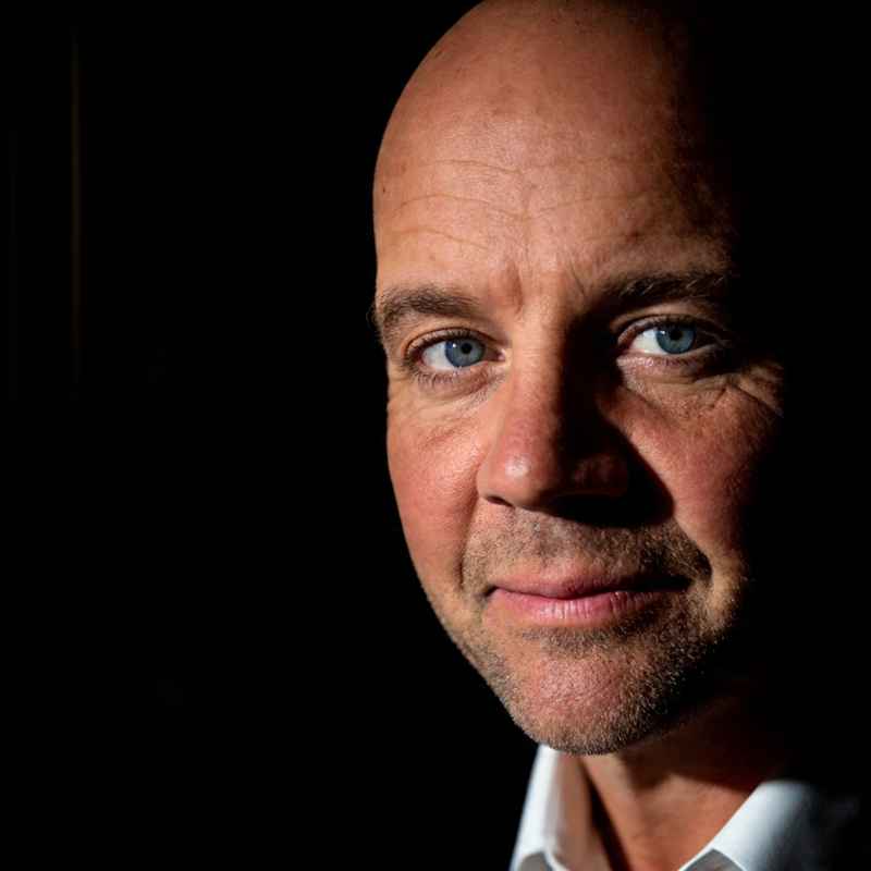 Callboy Sascha von haut-nah.org Studioaufnahme Portrait, Kopf sehr nah, seitlich angeschnitten