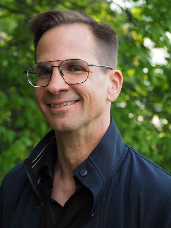 Escort Mann Thomas von haut-nah.org, Nahaufnahme, lächelt seitlich