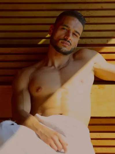 Escort Mann Johnny von haut-nah.org aus Karlsruhe in der Sauna mit freien Oberkörper