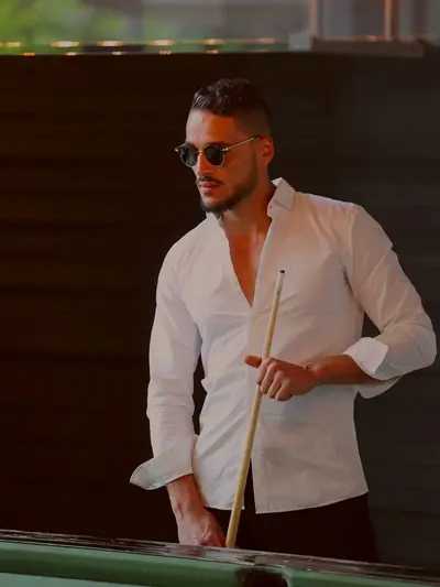 Escort Mann Johnny von haut-nah.org aus Karlsruhe mit Sonnenbrille beim Billiard