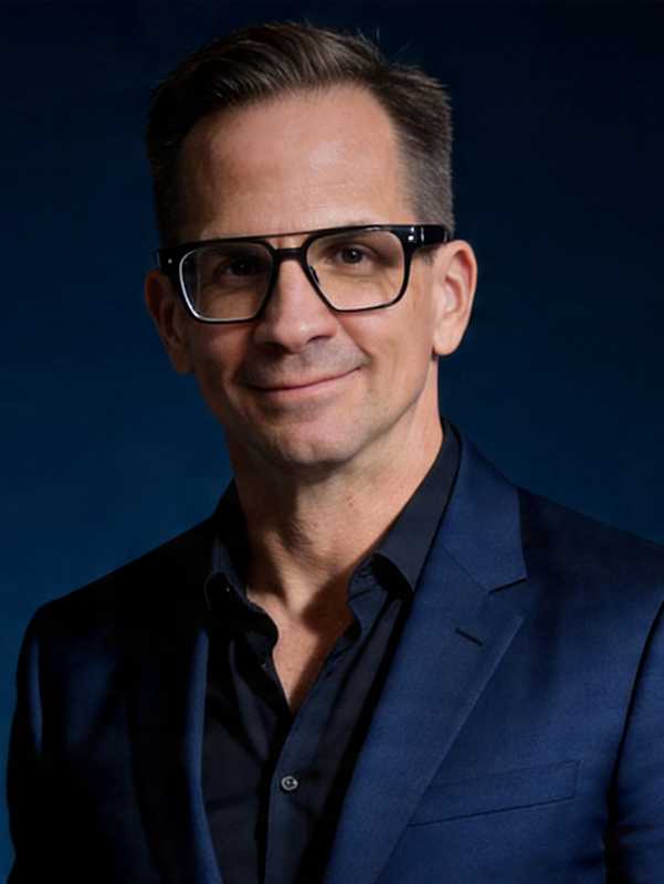 Escort Mann Thomas von haut.nah.org Porttraitaufnahme Gesicht mit Anzug