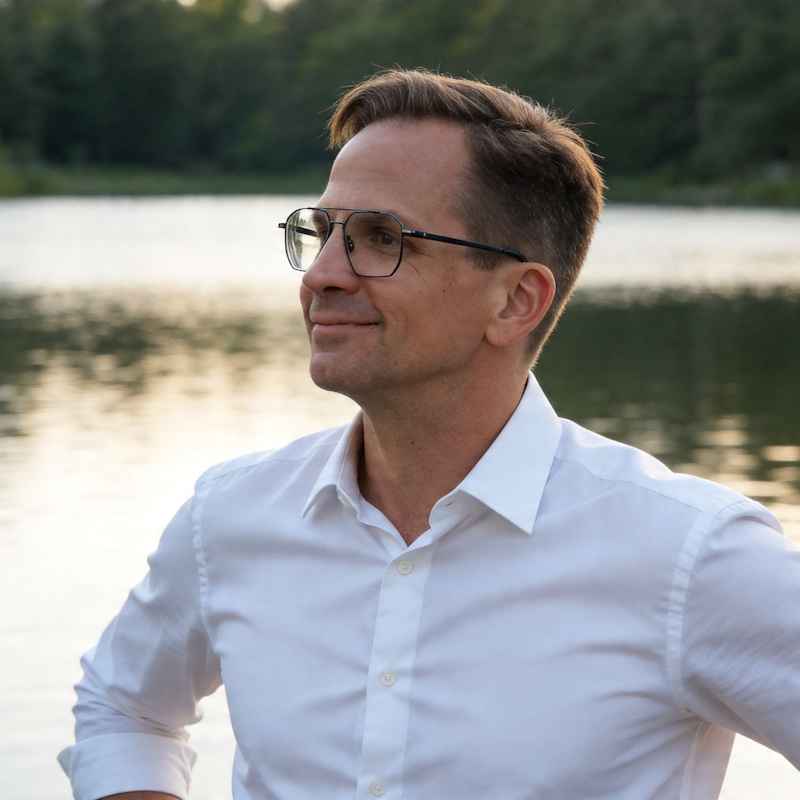 Escort Mann Thomas von haut.nah.org am See im weissen Hemd