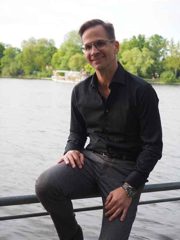 Escort Mann Thomas von haut-nah.org auf Brückengeländer am See