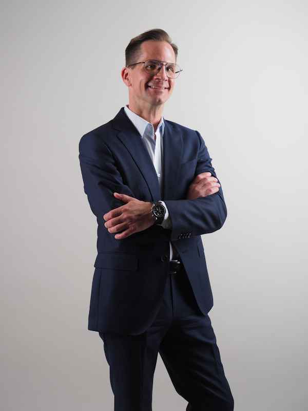 Escort Mann Thomas von haut-nah.org im blauen Anzug im Stehen