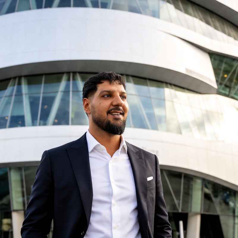 Callboy Alessandro von haut-nah.org im schwarzen Anzug vor Mercedes Benz Museum in Stuttgart