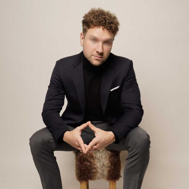 Callboy Julian von haut-nah.org auf Hocker, casual chic
