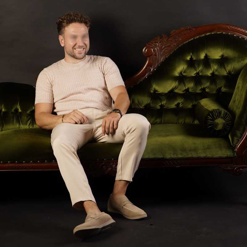 Callboy Julian von haut-nah.org auf Vintage Sofa, Full Bodyshot