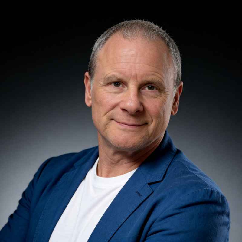 Callboy Stefan von haut-nah.org im blauen Casual Sakko und T-Shirt, Headshot, Portraitfoto