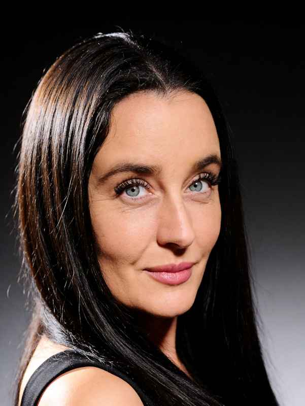 Escort Frau Marzia von haut-nah.org mit schulterfreier Bluse, Portraitformat