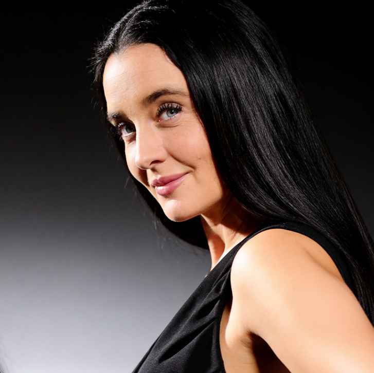 Escort Frau Marzia von haut-nah.org mit schulterfreier Bluse, Portraiformat seitlich