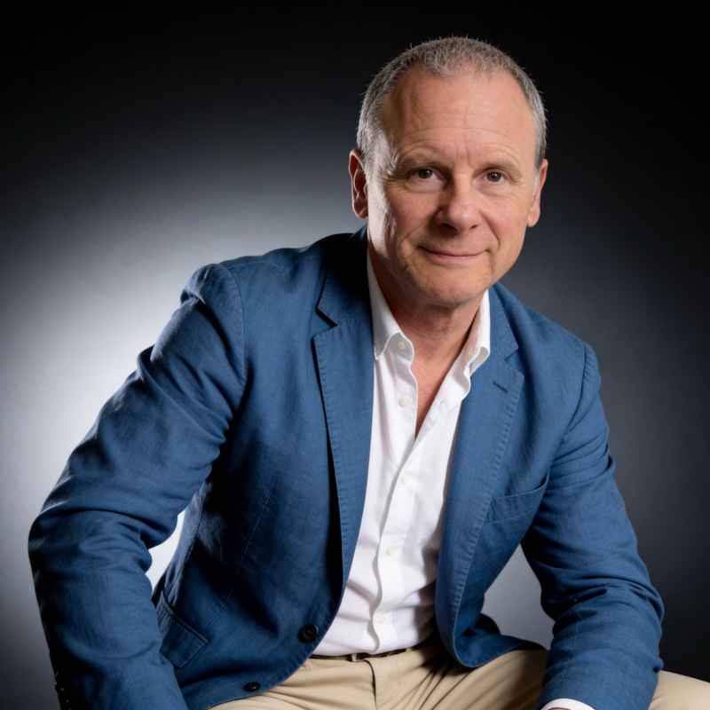 Callboy Stefan von haut-nah.org im Sitzen gebeugt, blauer Casual Sakko, Mediumshot, Portraitfoto
