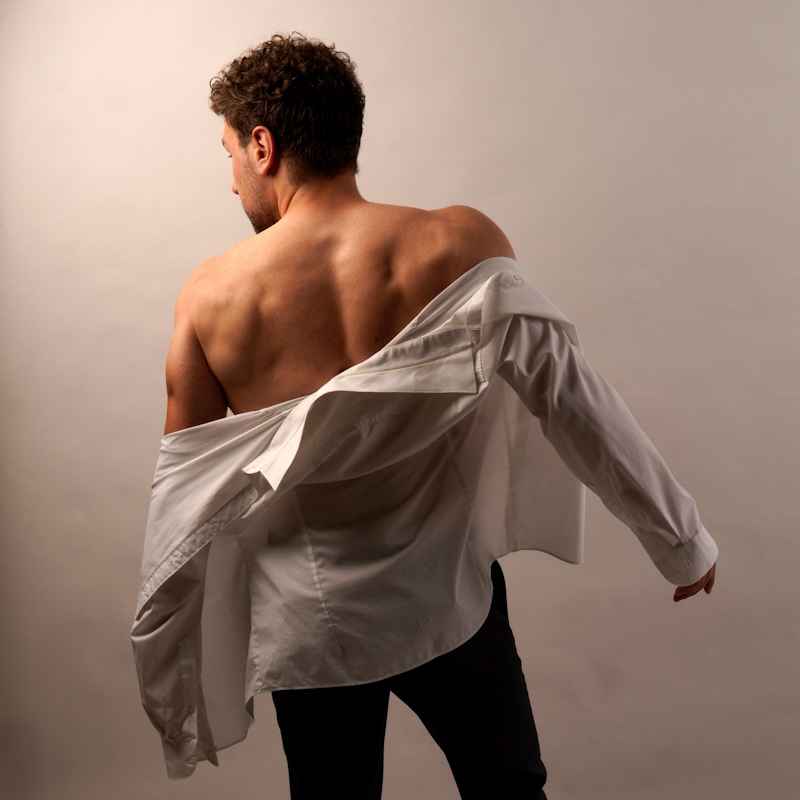 Male Escort Julian from haut-nah.org, shot from behind, back exposed, full-body shot