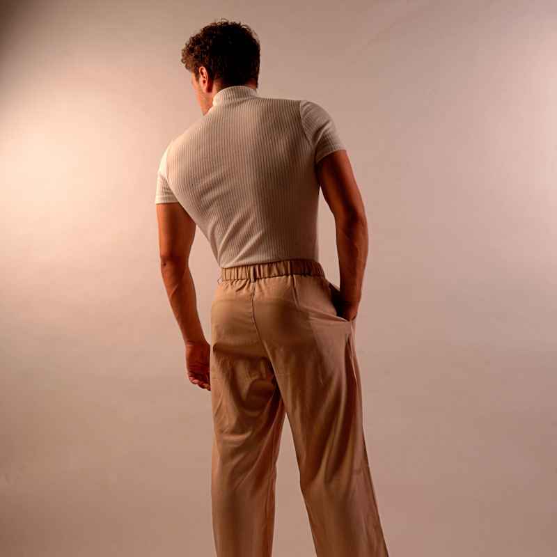 Male Escort Julian from haut-nah.org, shot from behind, body shot