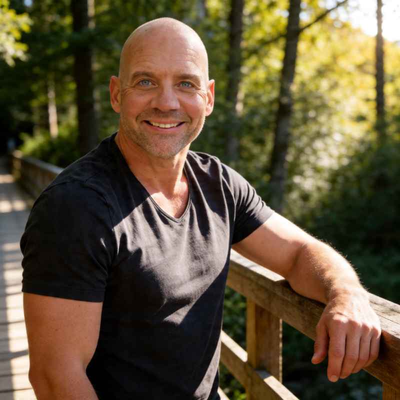 Escort Mann Sascha von haut-nah.org auf Holzbruecke gestuetzt im Wald, Mediumshot