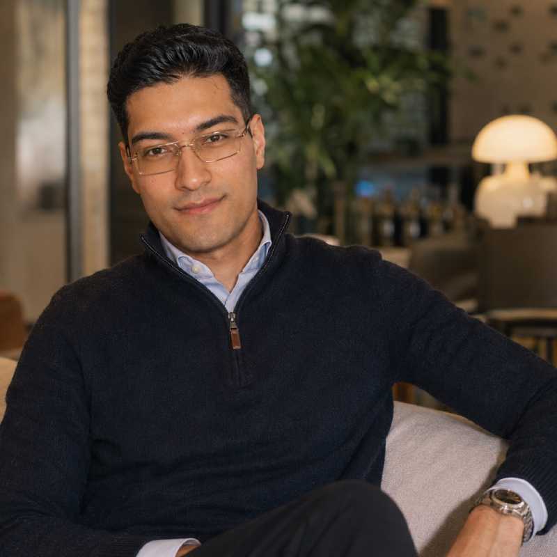 Callboy David Ray von haut-nah.org iim Sitzen auf Sofa