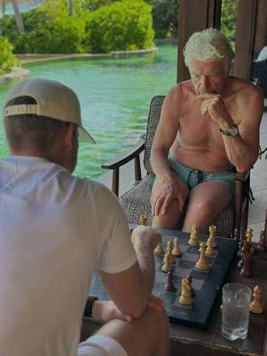 Mit Richard Branson beim Schachspielen am Pool auf Necker Island