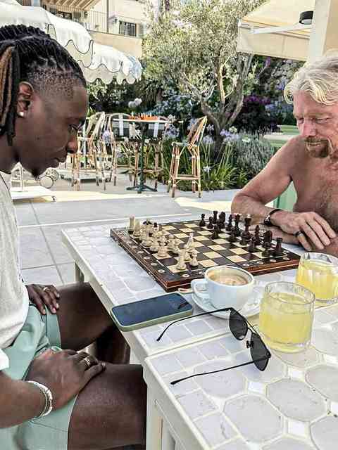 Richard Branson beim Schachspielen mit einem Angestellten seiner Firma